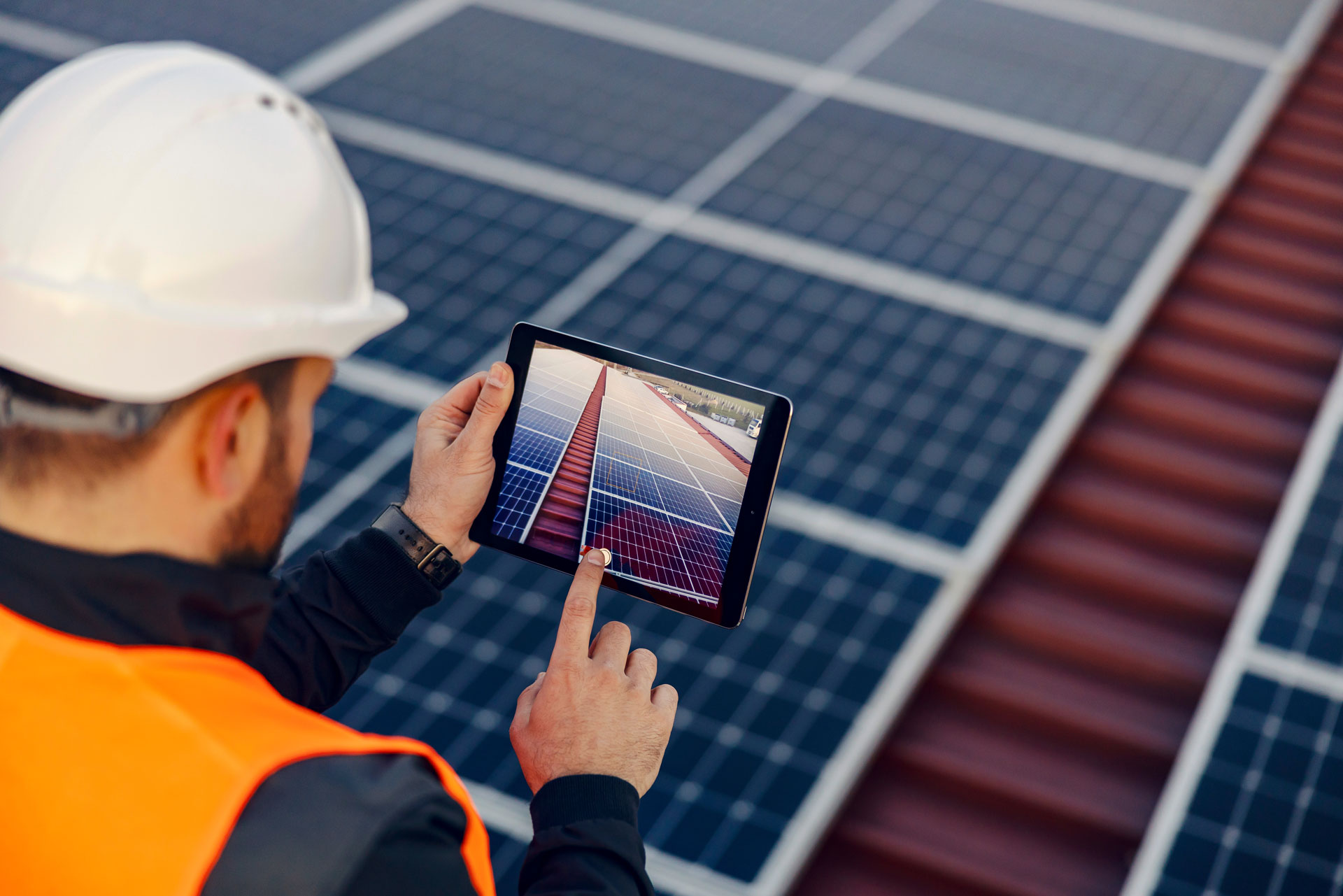 Solartechniker zeigt auf Tablet